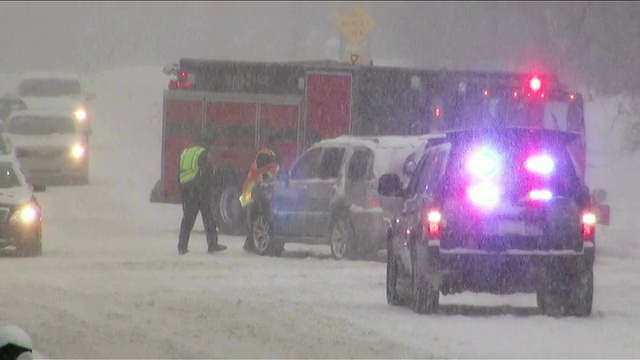 冬天的暴风雪。在湿滑的道路上车辆来往。视频素材