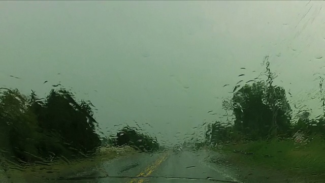 在大雨中开车。下雨了。视频下载