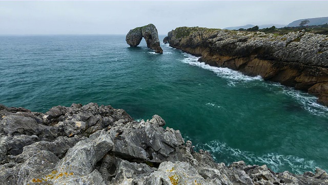 时间流逝Castro de las Gaviotas, Nueva de Llanes, Llanes council, Cantabrian sea, Asturias, Spain, Europe视频素材