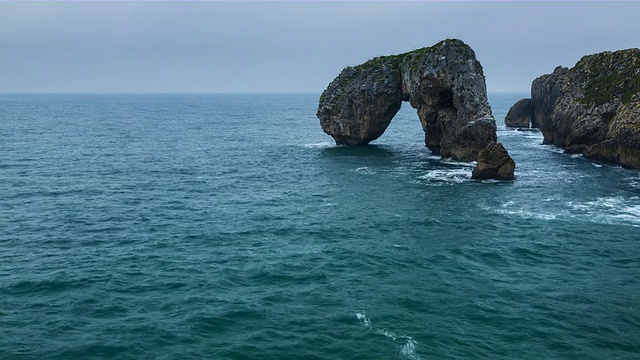 时间流逝Castro de las Gaviotas, Nueva de Llanes, Llanes council, Cantabrian sea, Asturias, Spain, Europe视频素材