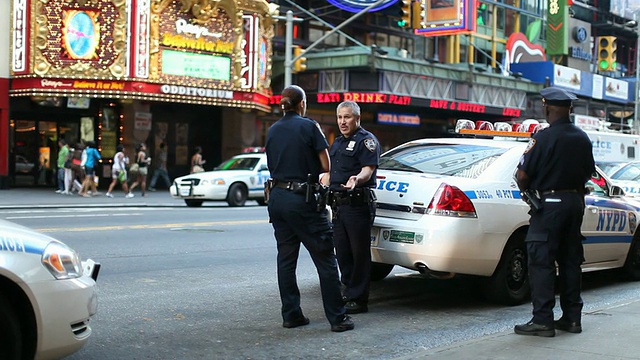 纽约警察局警察讨论视频素材