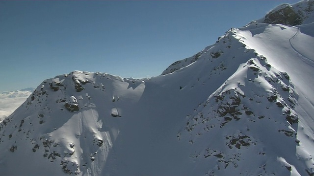 直升飞机在印度查谟克什米尔古玛格滑雪视频素材