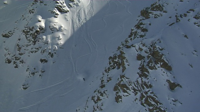 直升飞机在印度查谟克什米尔古玛格滑雪视频素材