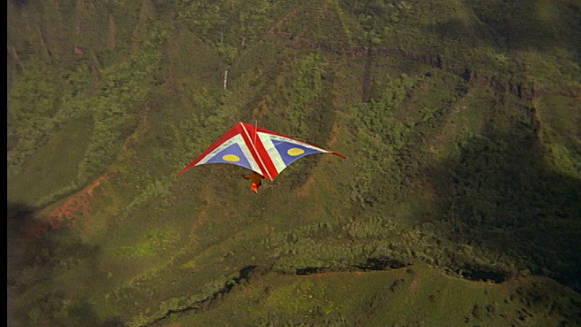 空中飞行员在云和山脉上空滑翔视频素材