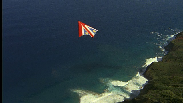 空中飞行员在海洋和山脉上空滑翔视频下载