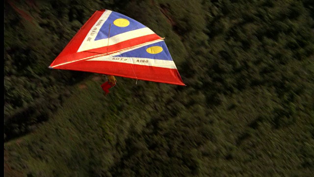 空中飞行员在多山的海岸线上滑翔视频下载