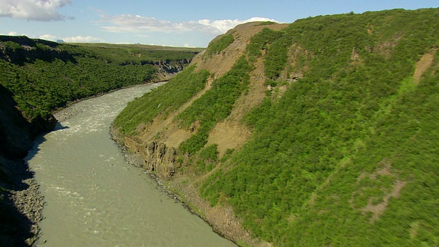 冰岛Hvita河峡谷的WS鸟瞰图视频素材