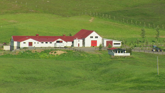 冰岛Hvita山谷的农场和农田鸟瞰图视频素材