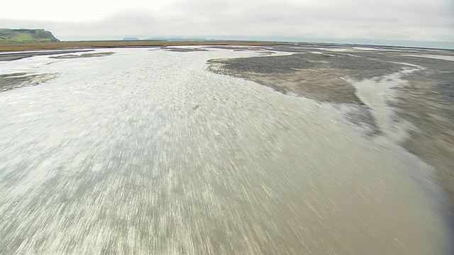 WS鸟瞰图的山区和河流/冰岛视频素材