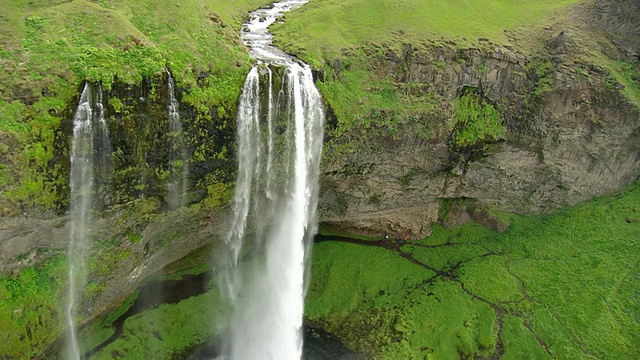 山与Seljalandfoss /冰岛的WS鸟瞰图视频素材