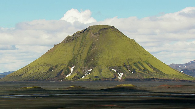 Maelifell green volcano山/冰岛的WS AERIAL TD ZI视图视频素材