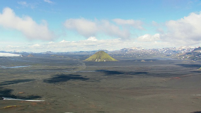 Maelifell green volcano山/冰岛的WS AERIAL ZI视图视频素材