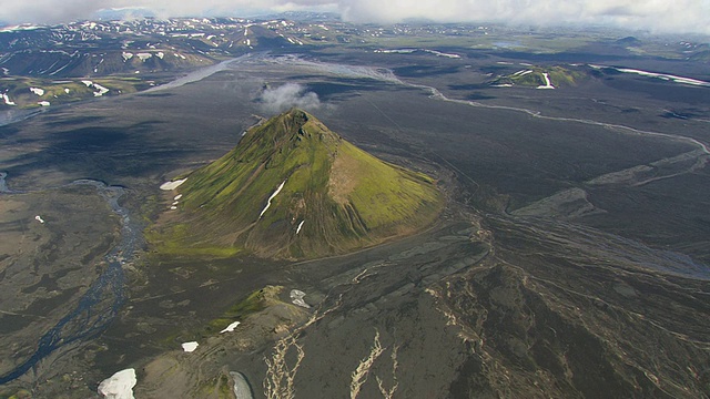 Maelifell green volcano山/冰岛的WS AERIAL ZO视图视频素材