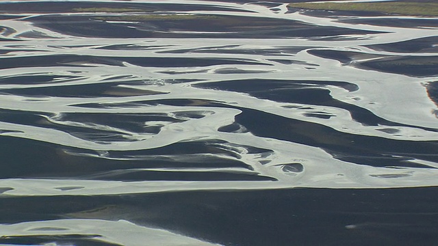 在Skeidasandur /冰岛编织河的WS AERIAL ZO视图视频素材