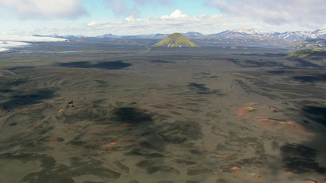 Maelifell绿色火山/冰岛的WS鸟瞰图视频素材