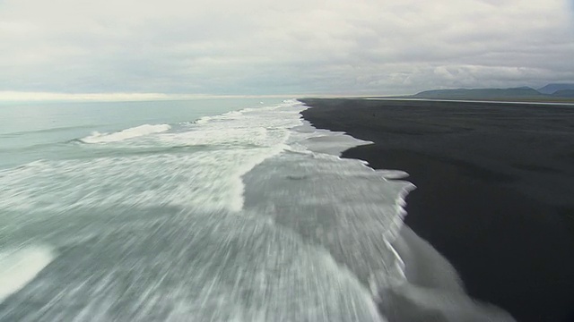 WS AERIAL ZI POV海浪撞击在Skeidersandur海岸/冰岛视频素材