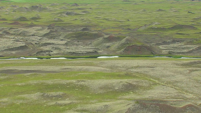 冰岛Kirkjubaejarklaustur伪火山口熔岩场的WS AERIAL ZI视图视频素材