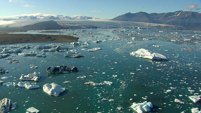 冰岛Jokulsarlon冰山的WS鸟瞰图视频素材