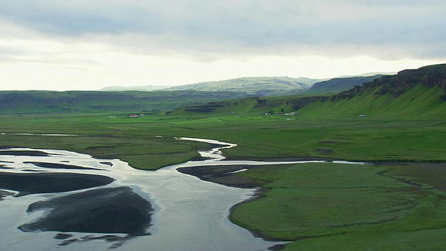 冰岛Kirkjubaejarklaustur村庄，靠山的河流/冰岛视频素材