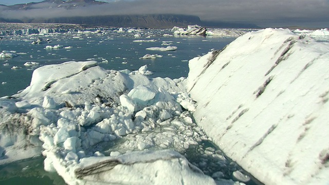 冰岛Jokulsarlon冰山的WS鸟瞰图视频素材