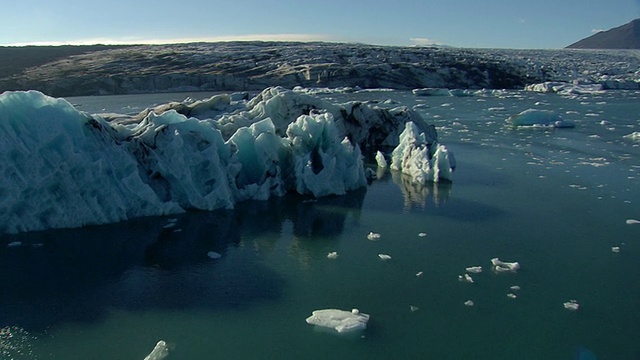 冰岛Jokulsarlon冰山的WS鸟瞰图视频素材