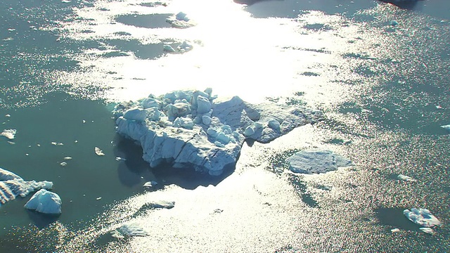 冰岛Jokulsarlon冰山的WS AERIAL ZO视图视频素材