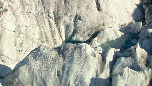 冰岛Jokulsarlon冰山的MS航拍视频素材