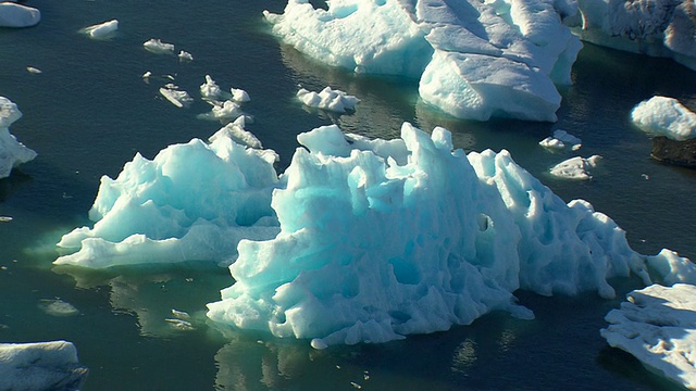 冰岛Jokulsarlon冰山的MS鸟瞰图视频素材