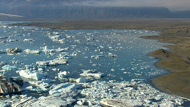 在冰岛Jokulsarlon冰山间移动的船只视频素材