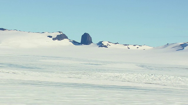 WS鸟瞰图的雪景与山/冰岛视频素材