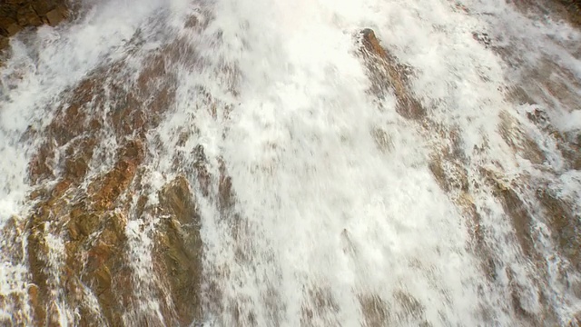 WS AERIAL ZI View of waterfall in landmanalaugur /冰岛视频素材