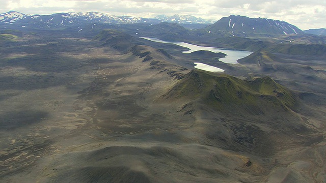 WS AERIAL ZI在landmanalaugur /冰岛被山包围的湖视频素材