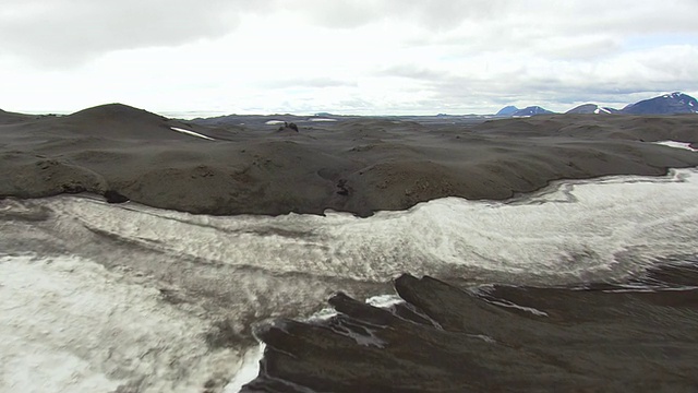 雪熔岩平原山/冰岛的WS鸟瞰图视频素材