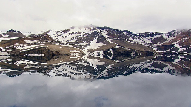 WS鸟瞰图的雪山和奥斯库瓦特湖/冰岛风景视频素材