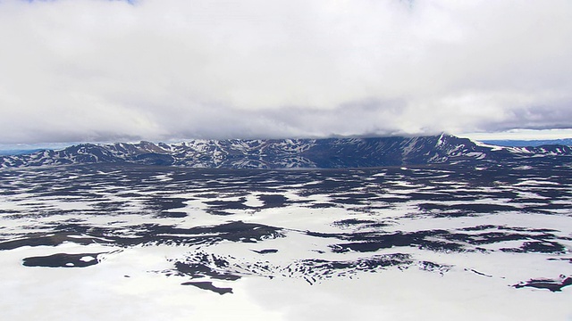 WS鸟瞰图雪山在Askja火山口/冰岛视频素材