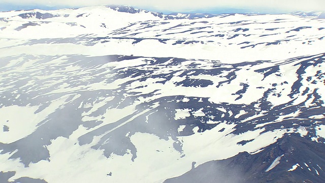 雪山/冰岛上空云的MS鸟瞰图视频素材