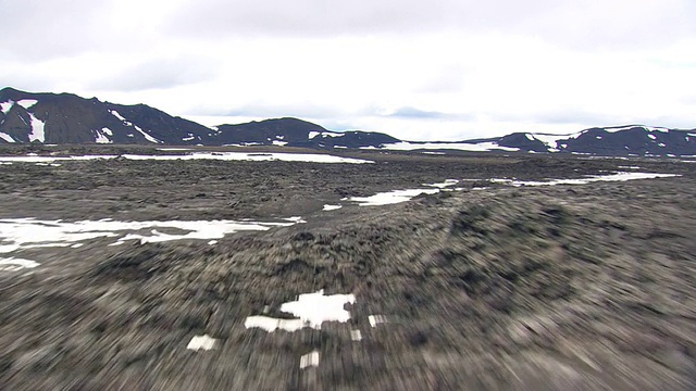 冰岛火山渣锥上的雪山鸟瞰图视频素材