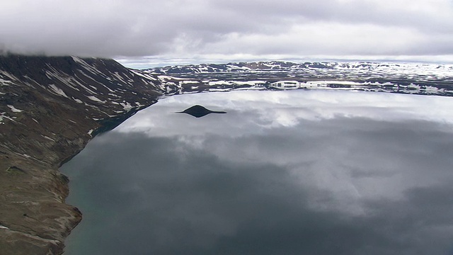 WS鸟瞰图云移动雪山和湖在Oskuvatn /冰岛视频素材