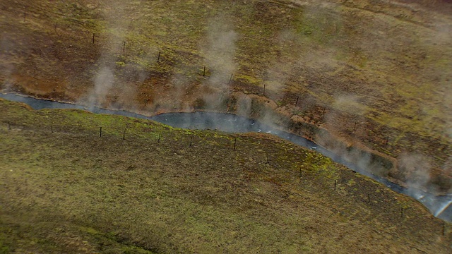 冰岛Krafla附近沸腾的泥塘的WS AERIAL ZO视图视频素材