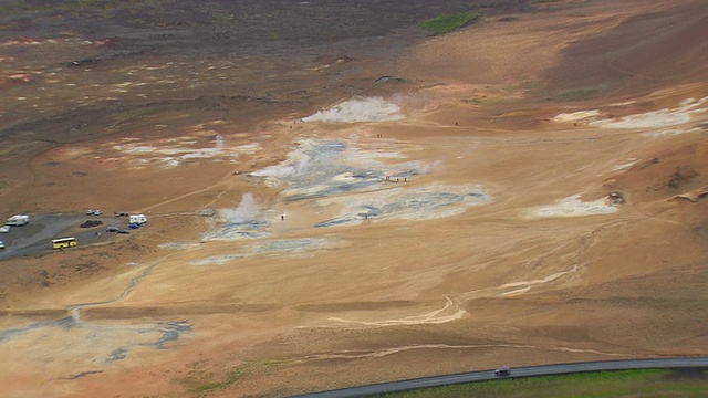 在冰岛Krafla (Hverir)附近沸腾的泥坑的地热游客视频素材