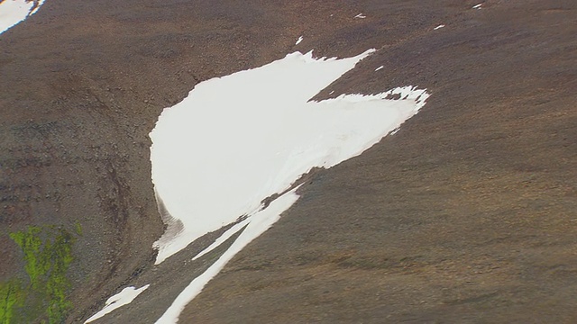 冰岛阿库雷里山上的雪的MS鸟瞰图视频素材