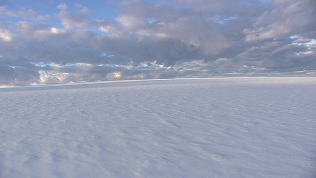 雪覆盖地区/冰岛上空云的鸟瞰图视频素材