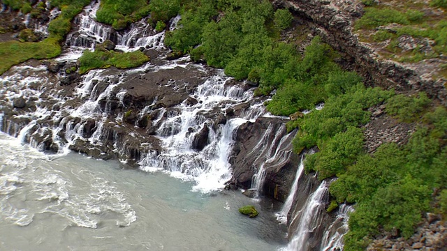 冰岛Hraunfossar和Barnafoss瀑布与岩浆下流动的水流视频素材