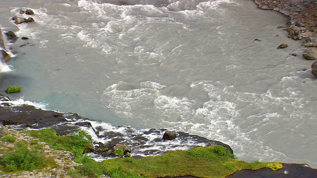 冰岛Hraunfossar和Barnafoss瀑布与岩浆下流动的水流视频素材