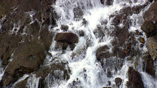 冰岛Hraunfossar和Barnafoss瀑布与岩浆下流动的水的空中拍摄视频素材