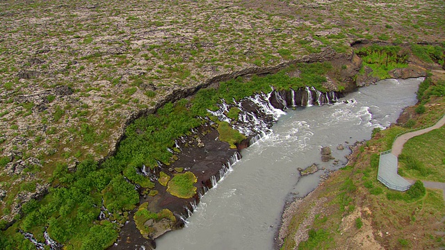 冰岛Hraunfossar和Barnafoss瀑布的鸟瞰图视频素材