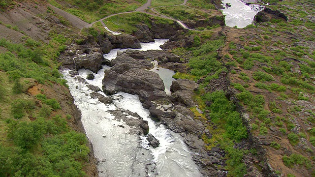 冰岛Hraunfossar和Barnafoss瀑布与岩浆下流动的水视频素材