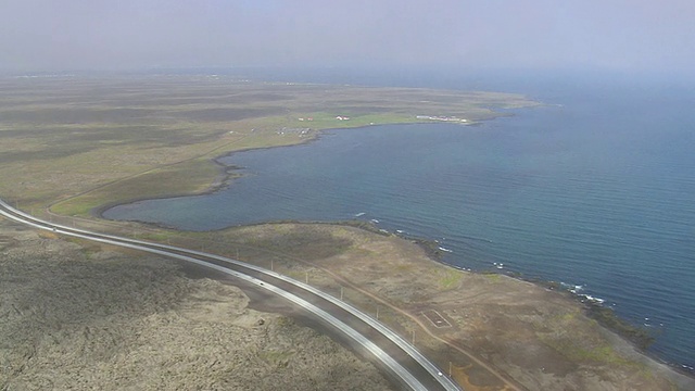 航拍冰岛凯夫拉维克海岸附近道路上的交通情况视频素材