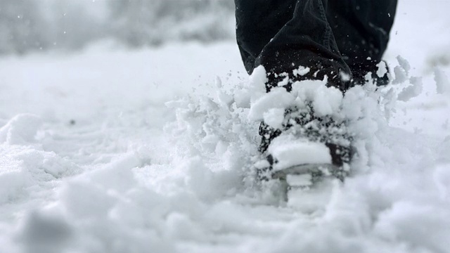 HD超级慢动作:踢雪视频素材