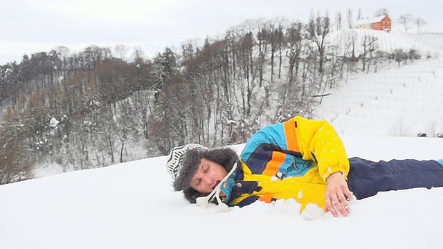 高清超级慢动作:男人掉进雪里视频素材